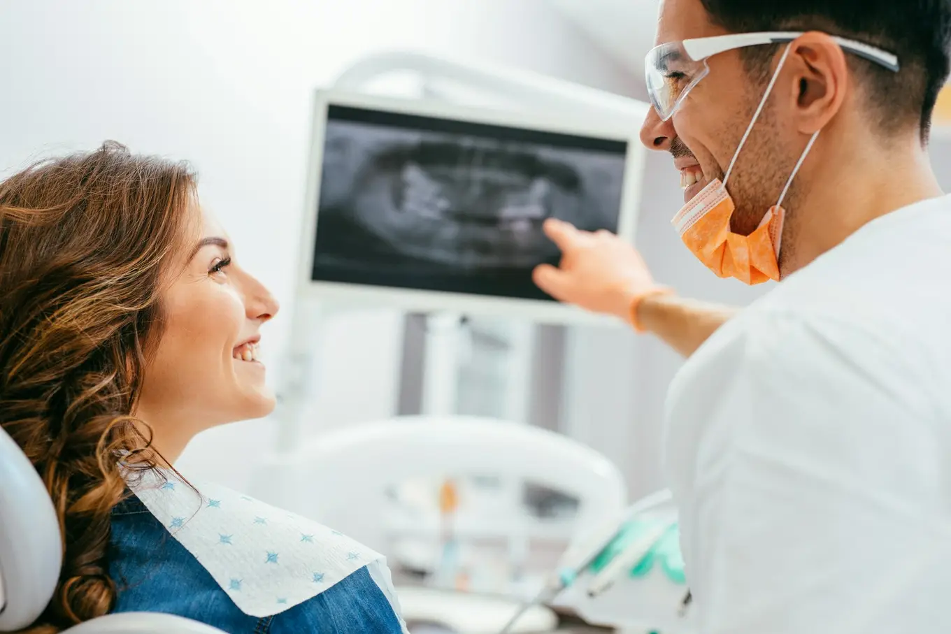 dentysta pokazuje pacjentce prześwietlenie zębów